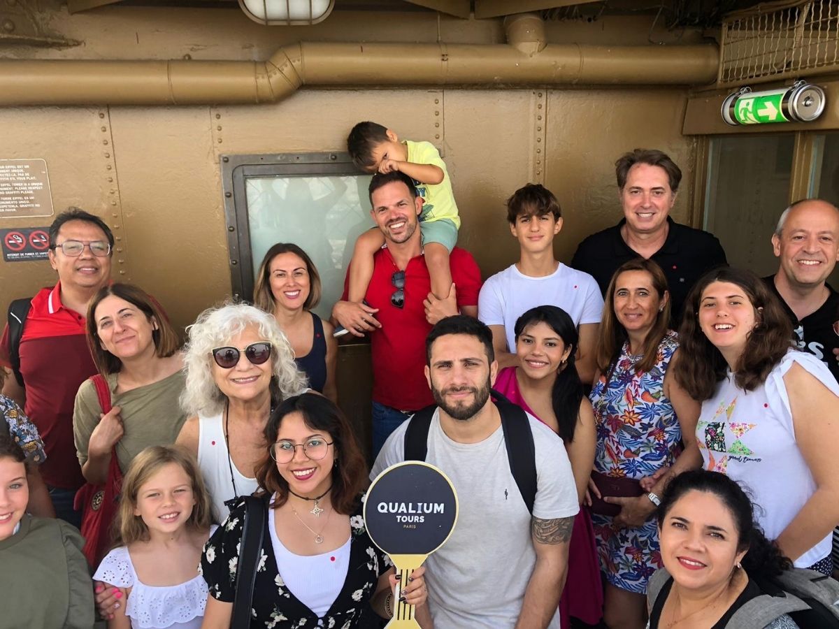 Accès Réservé au 2e Étage de la Tour Eiffel