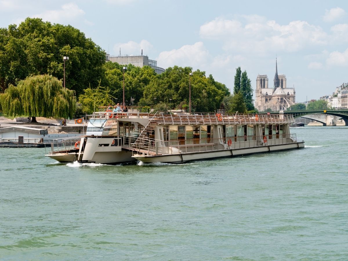 Louvre Access with Premium Audio Guide & Cruise