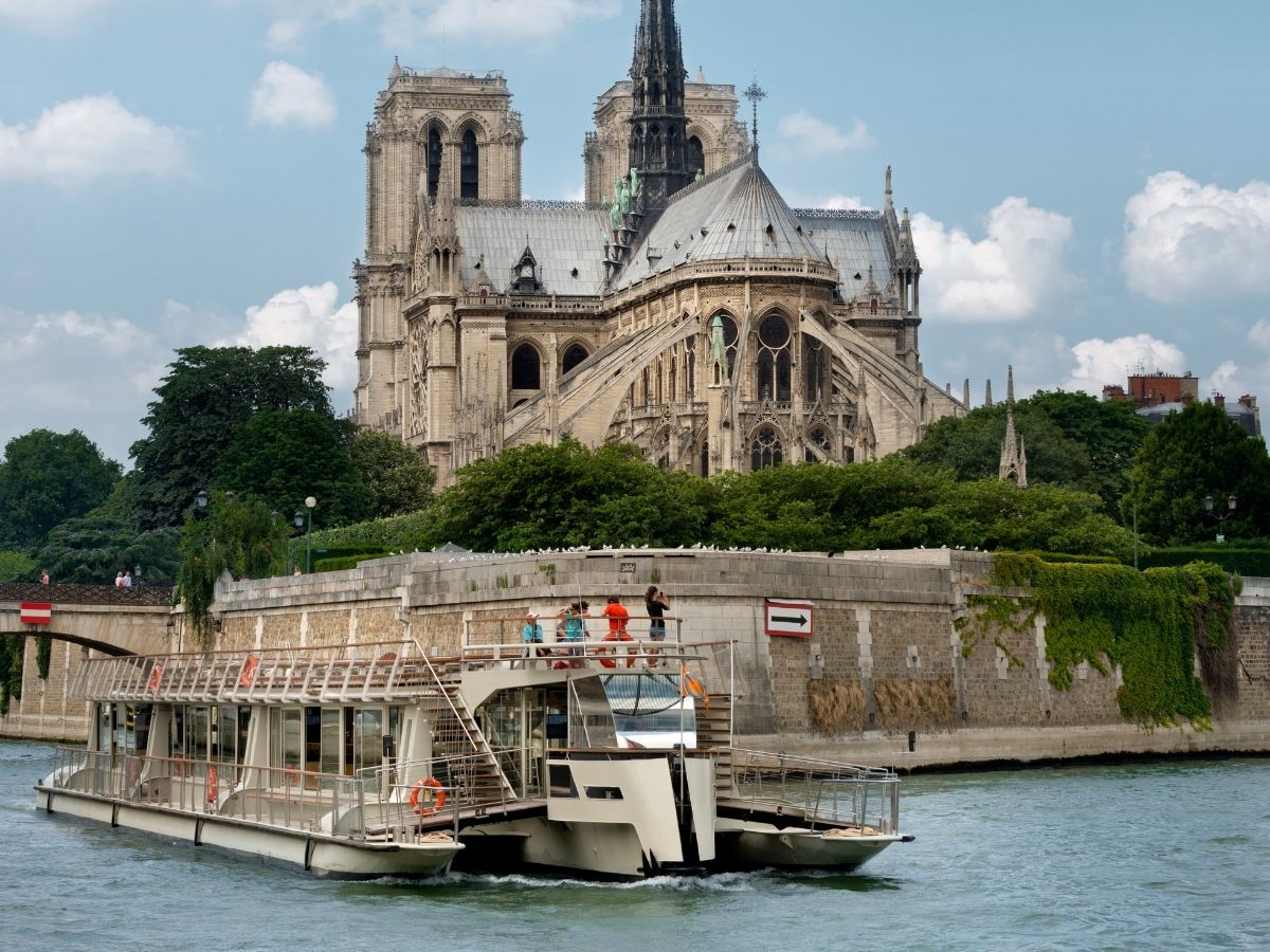 Louvre Access with Premium Audio Guide & Cruise