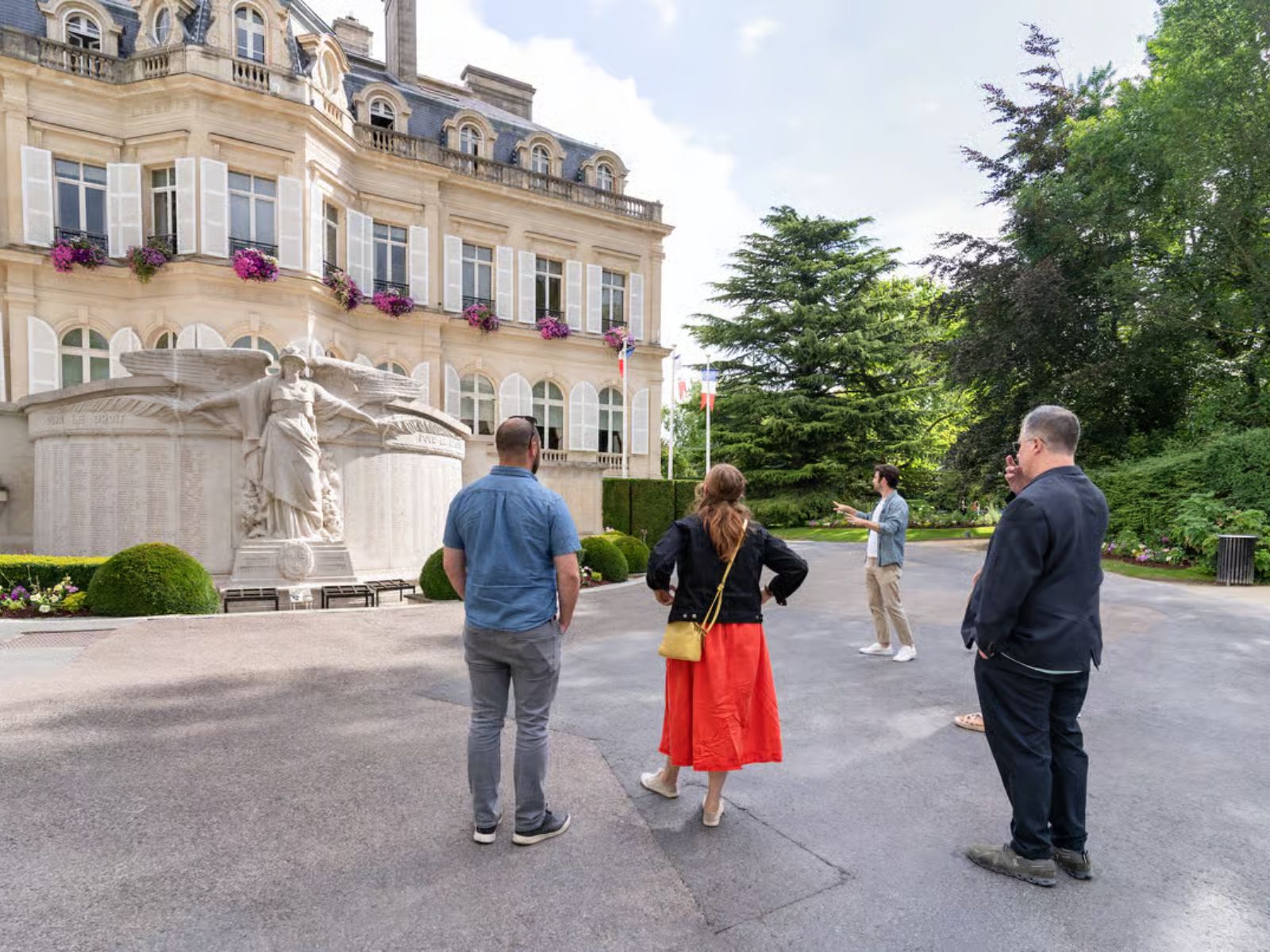 Day Trip to Champagne with 8 Tastings & Lunch - PARIS ACCESS