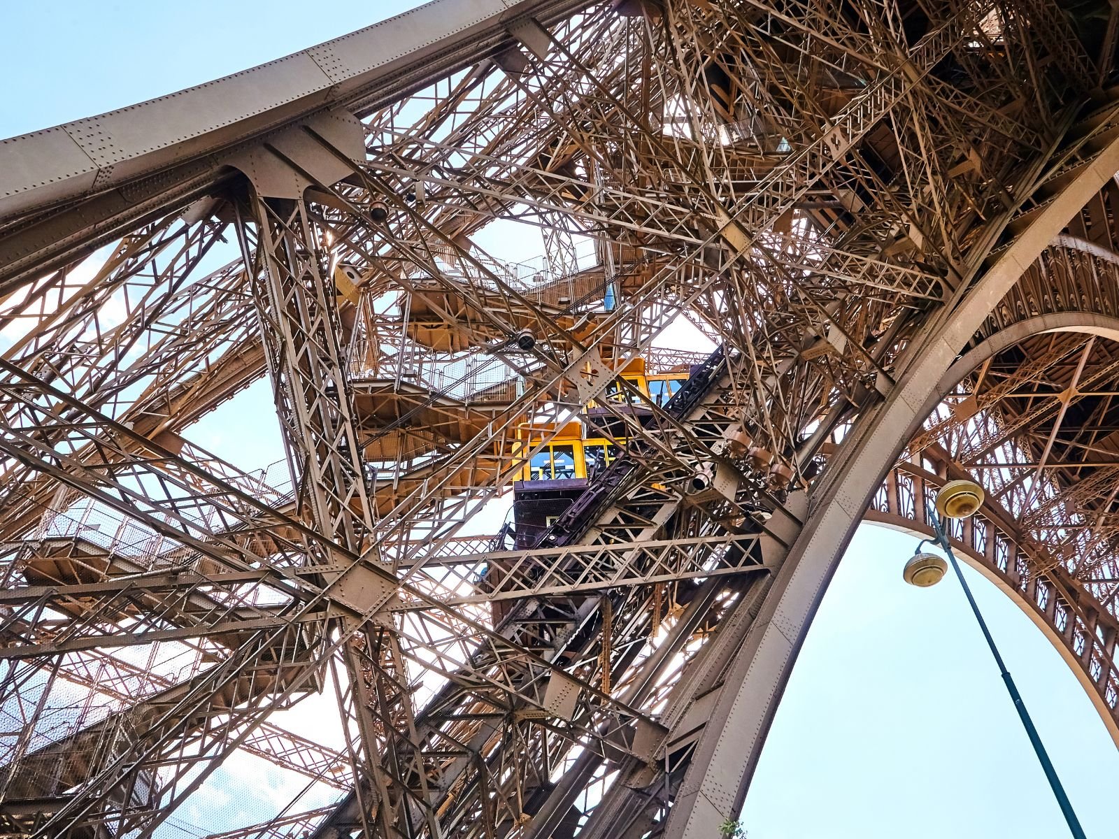 Summit Reserved Access & Glass of Champagne - PARIS ACCESS